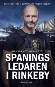 Bokomslaget till boken "Spaningsledaren i Rinkeby" som visar en stor bild på spaningsledaren Mats Lindström.