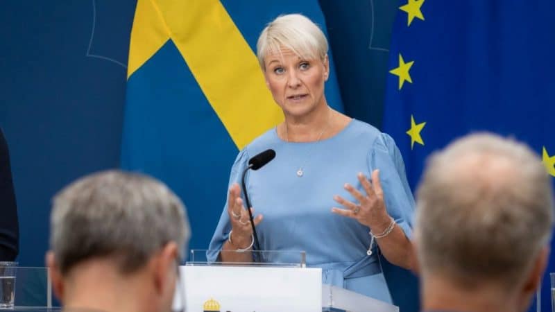 Socialförsäkringsminister Anna Tenje på en presskonferens