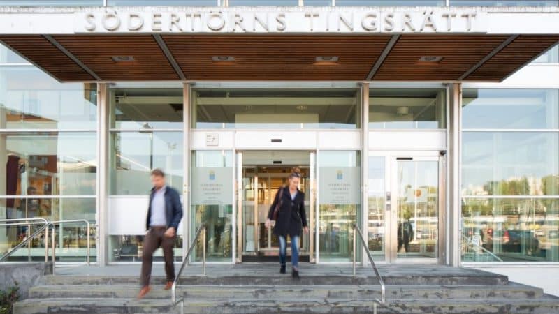 Ingången till Södertörns tingsrätt.